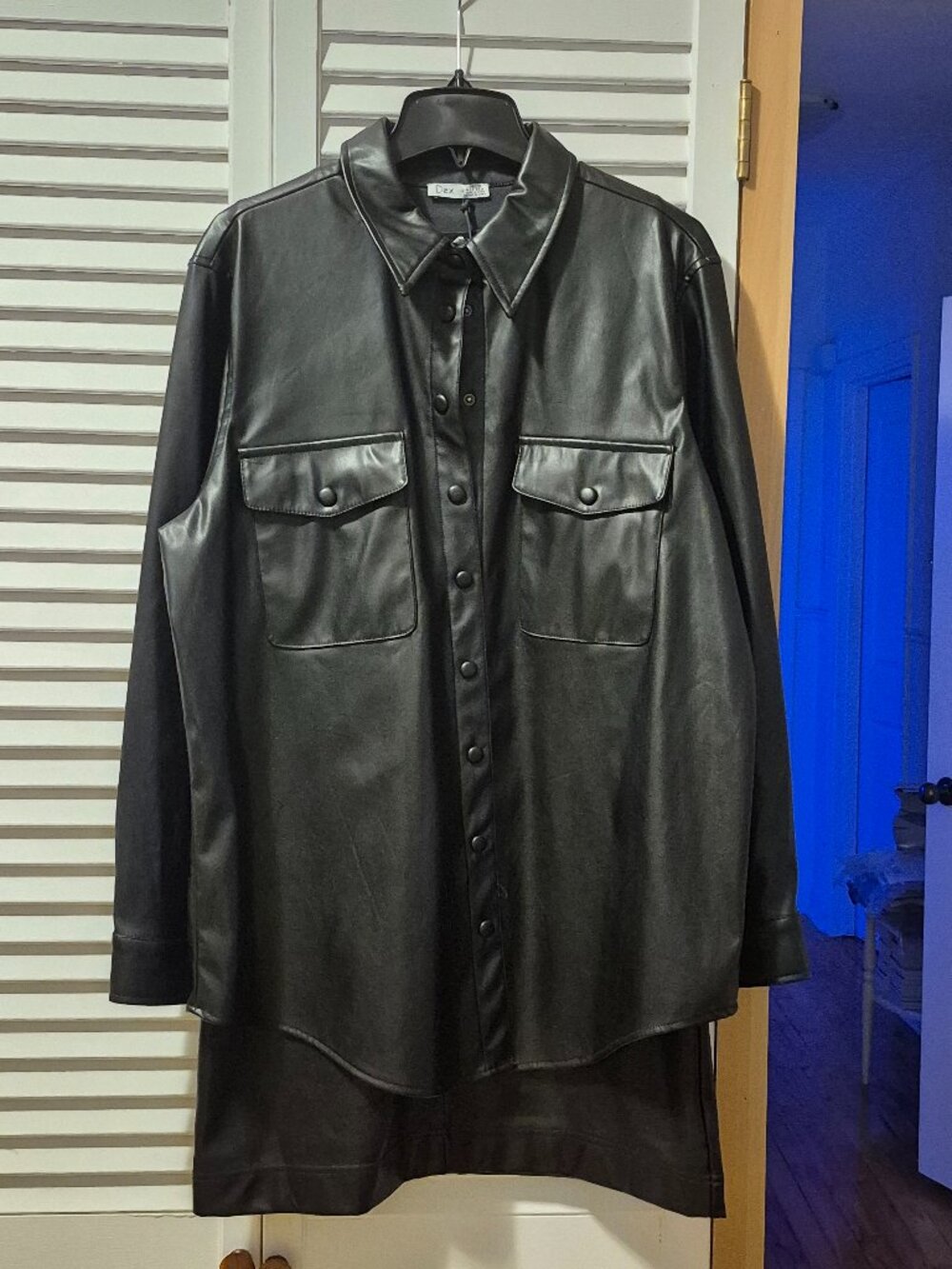 Chemise en simili cuir noire